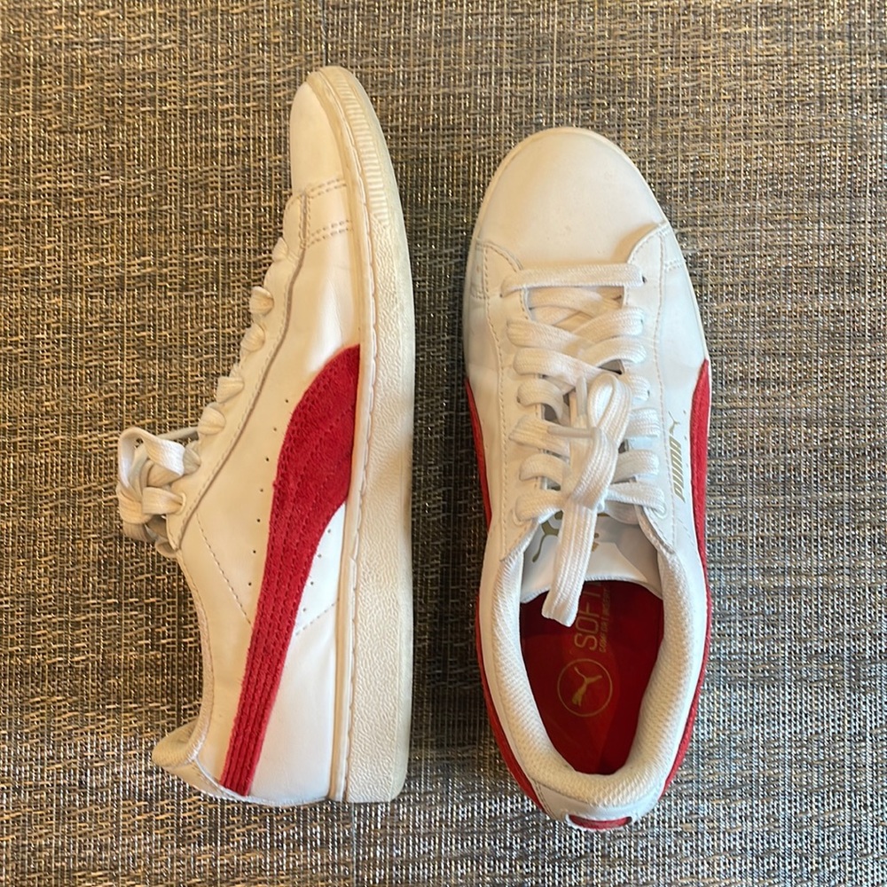 Puma sneakers size 7 ( women’s size 7)